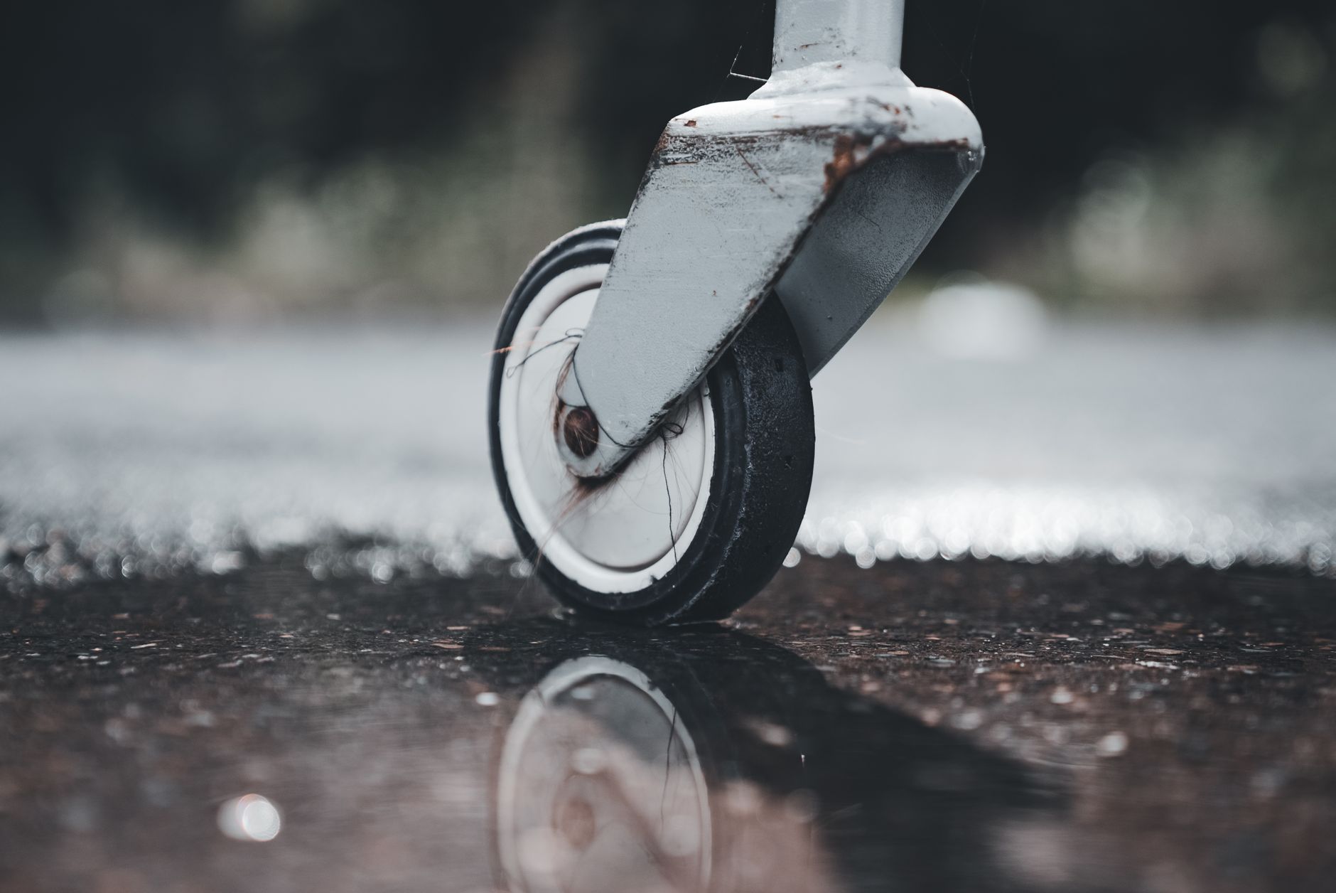 pneu com boa drenagem em pista molhada chuva tropical